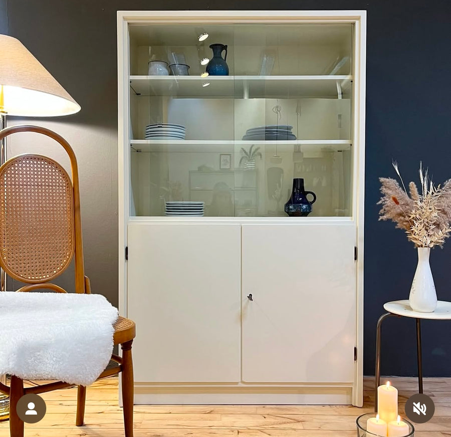 Mid Century Vitrine in Cremeweiss