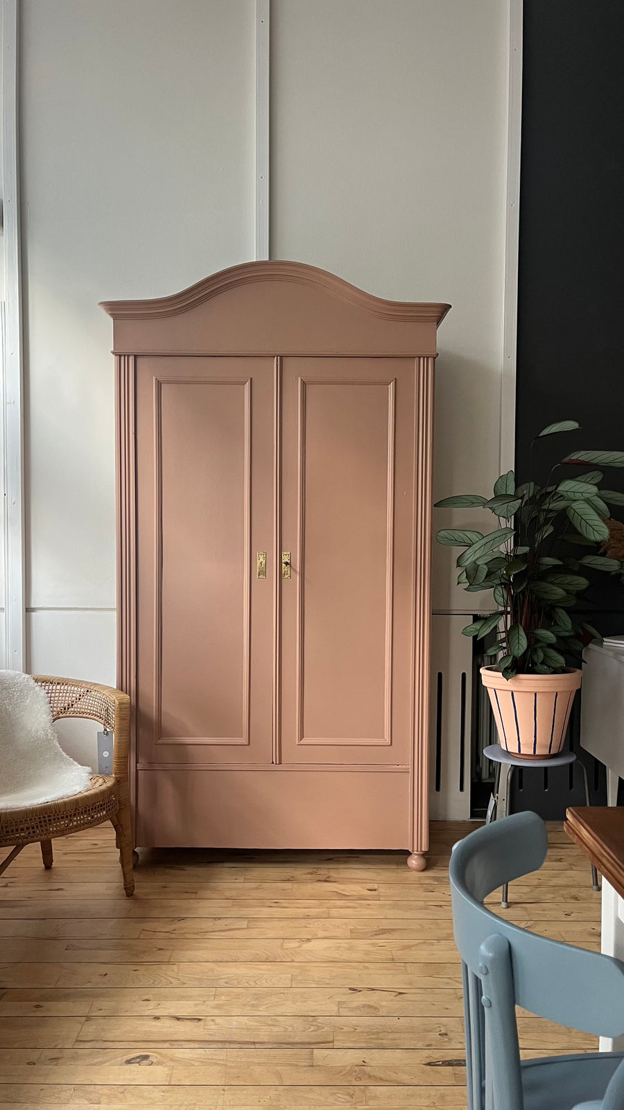 Belgischer Kleiderschank in Mocha Mousse (Pantonefarbe 2025)