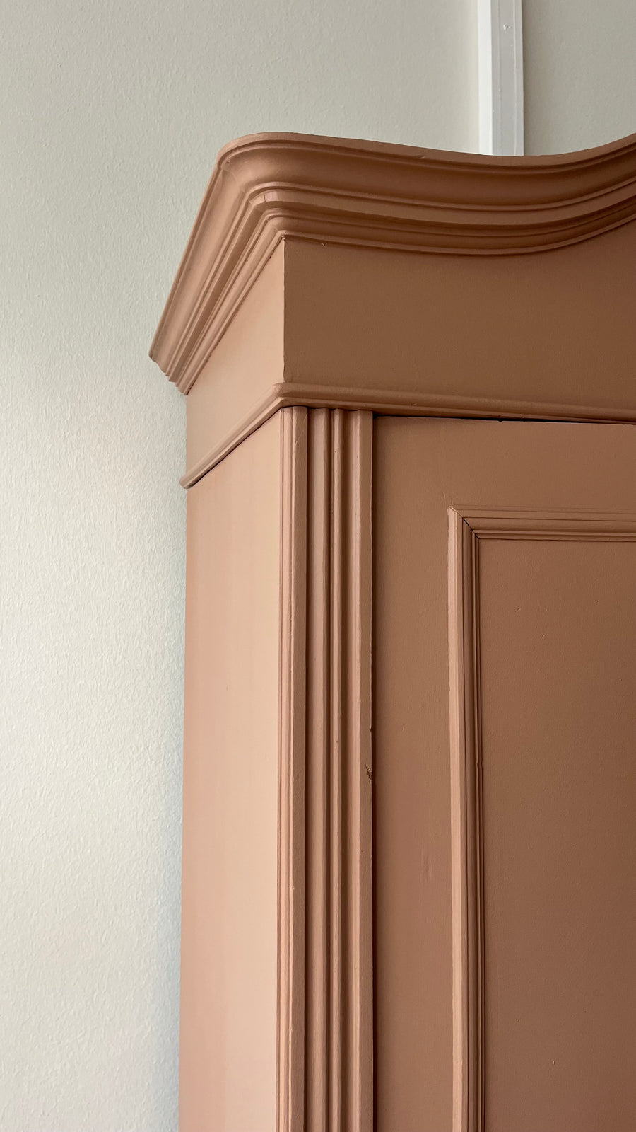 Belgischer Kleiderschank in Mocha Mousse (Pantonefarbe 2025)