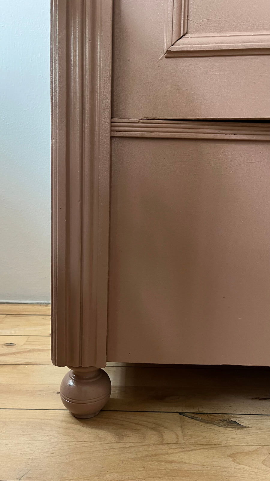 Belgischer Kleiderschank in Mocha Mousse (Pantonefarbe 2025)
